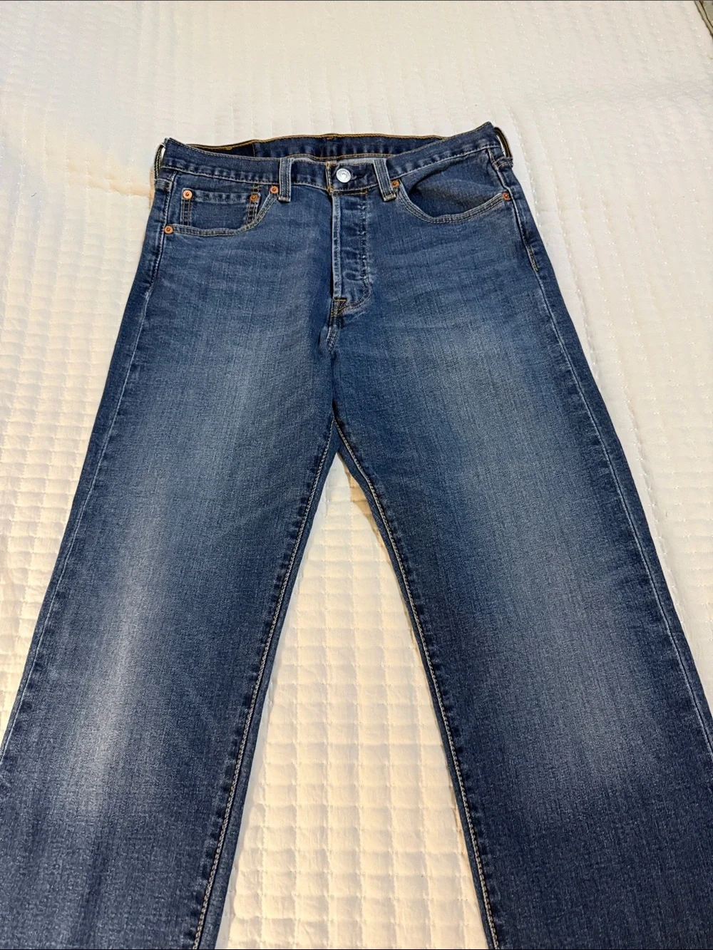 Levi's Men's Straight Jeans in Medium Blue Wash